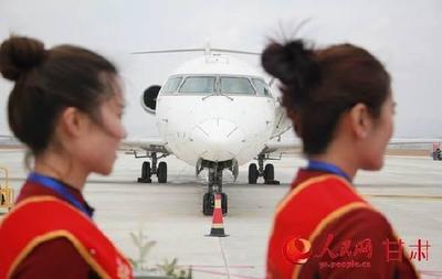 陇南成县机场迎来首航 激活“铁公机”立体运输新模式